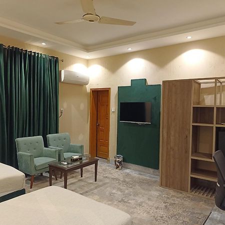 Vip Express Hotel Peshawar Bagian luar foto