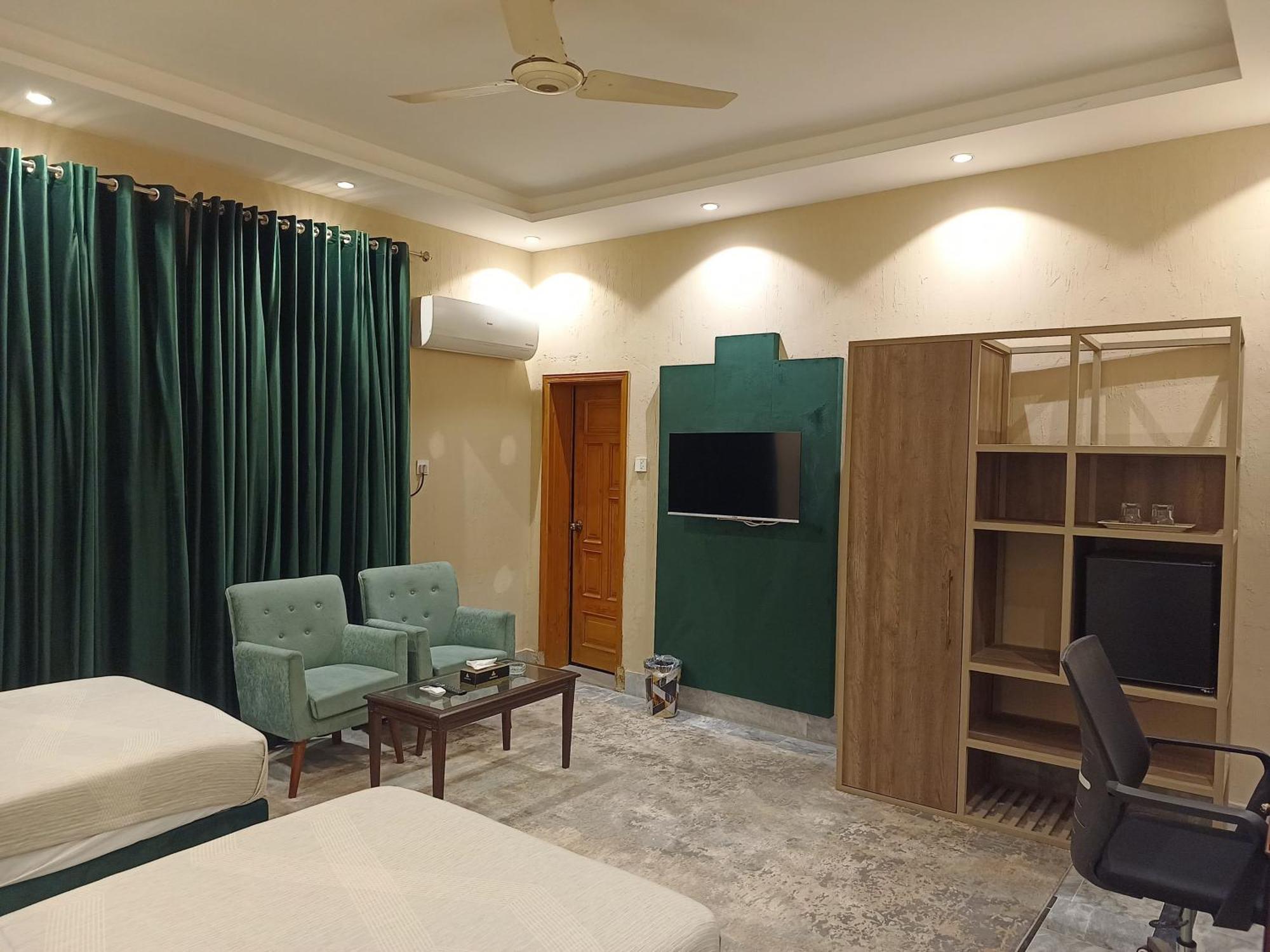 Vip Express Hotel Peshawar Bagian luar foto