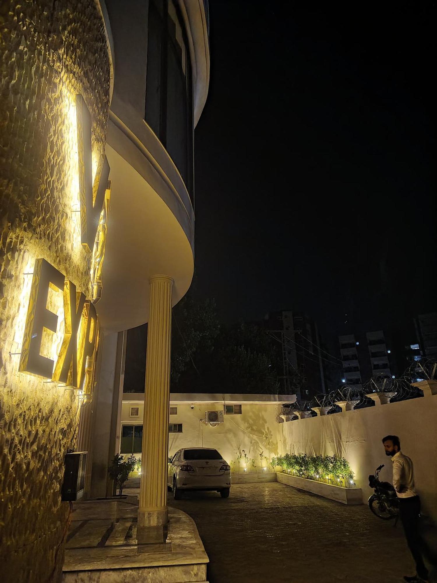 Vip Express Hotel Peshawar Bagian luar foto