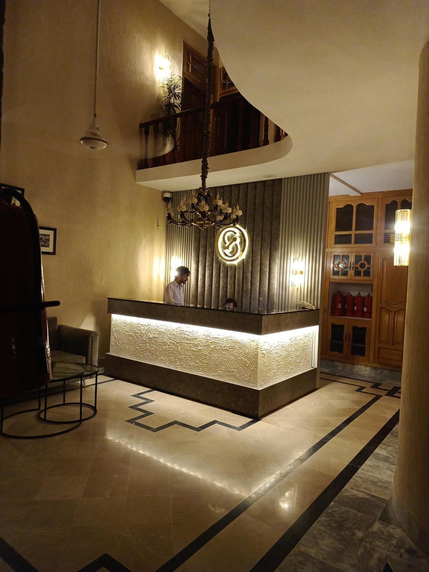 Vip Express Hotel Peshawar Bagian luar foto
