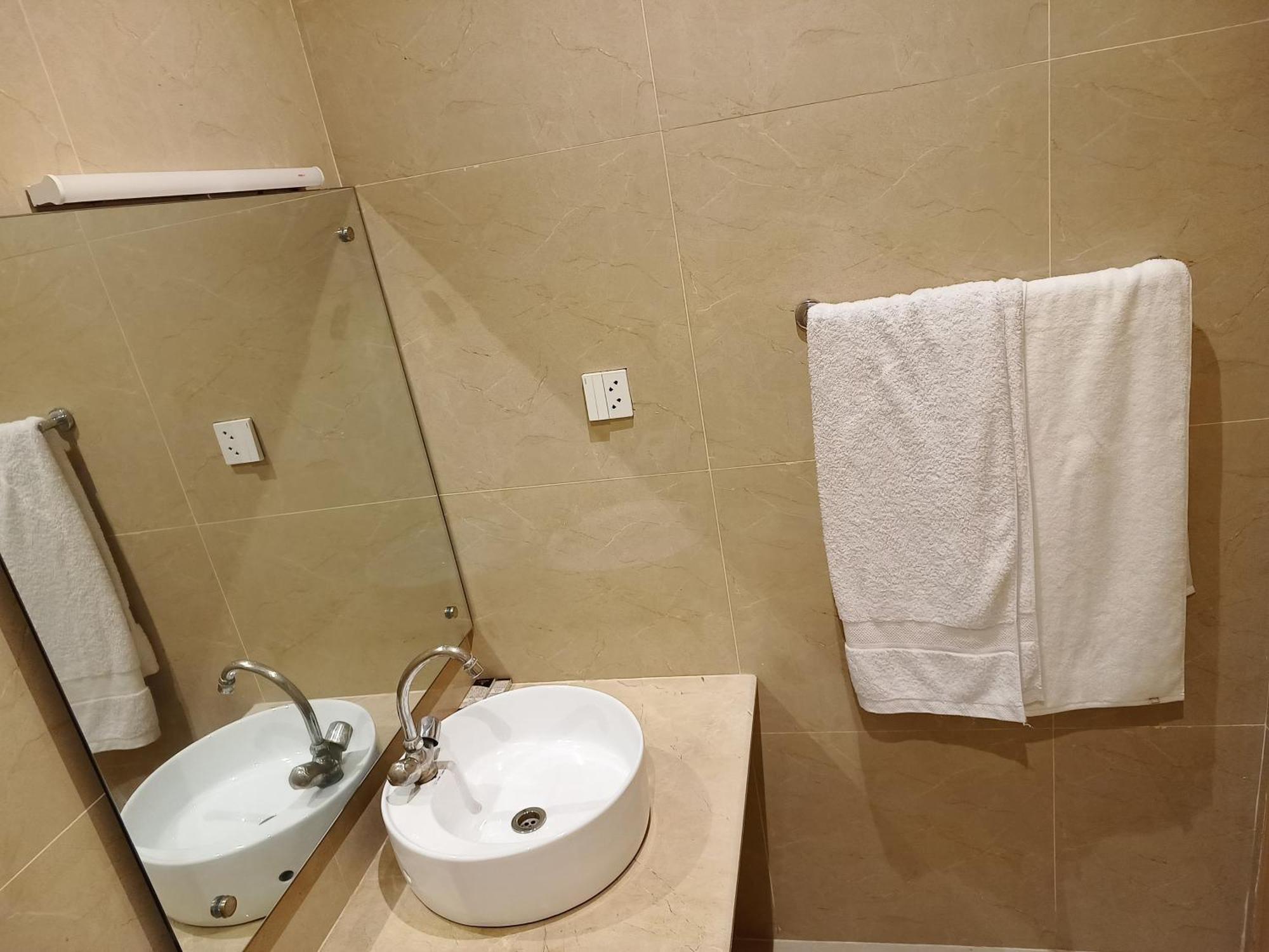 Vip Express Hotel Peshawar Bagian luar foto