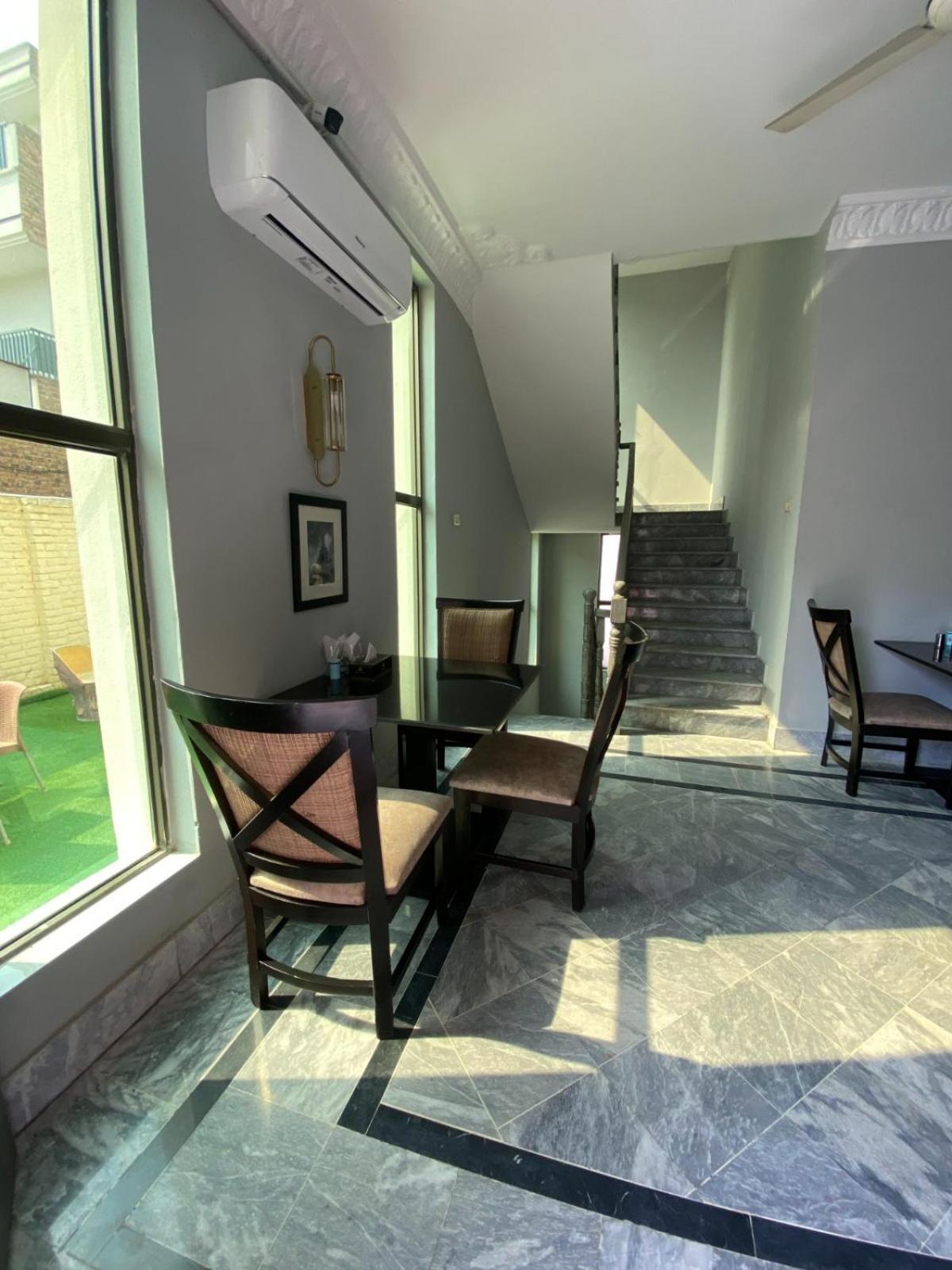 Vip Express Hotel Peshawar Bagian luar foto