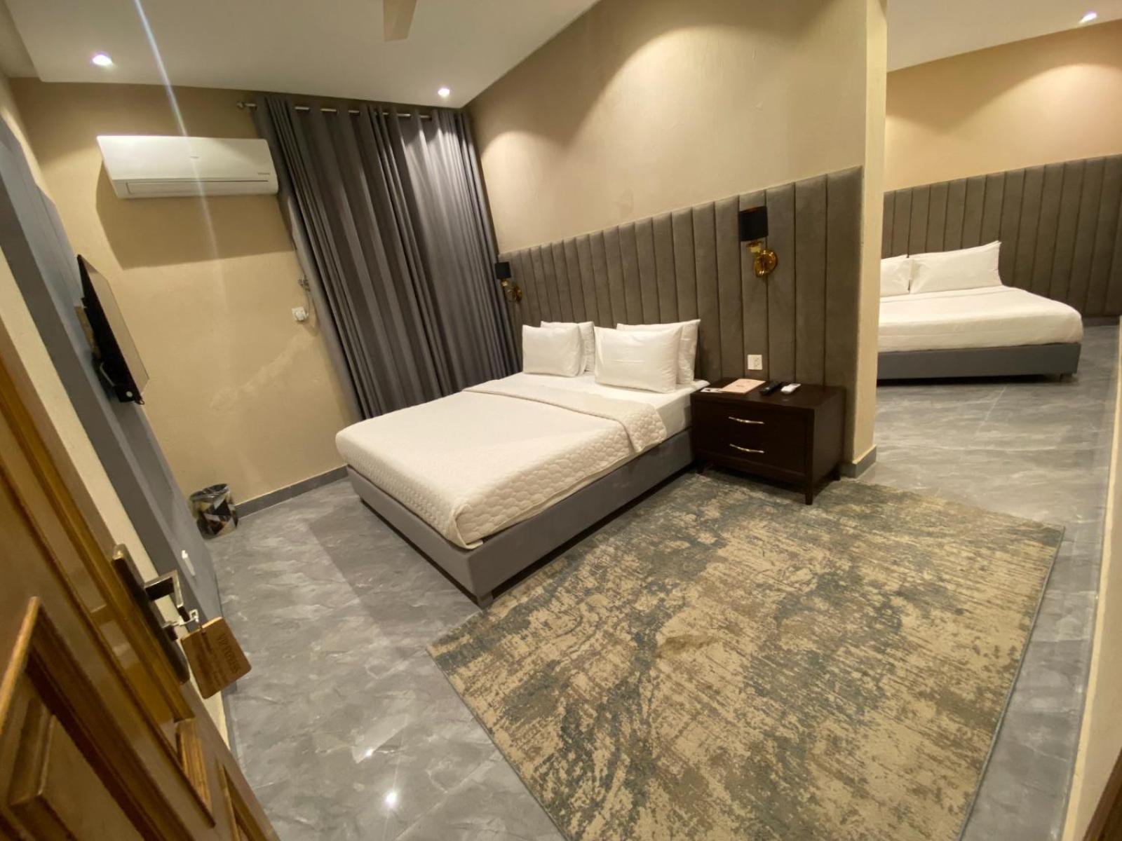 Vip Express Hotel Peshawar Bagian luar foto