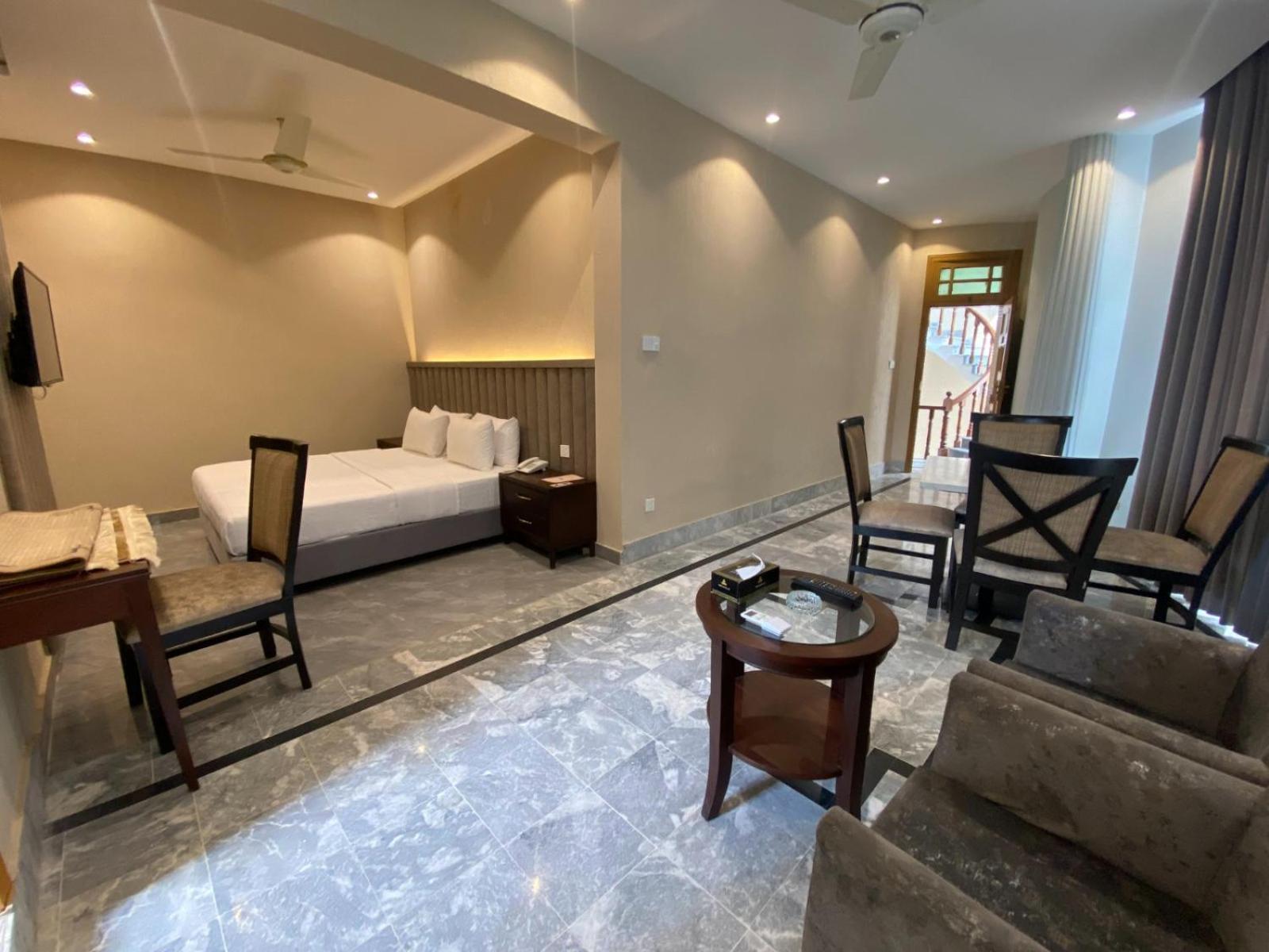 Vip Express Hotel Peshawar Bagian luar foto