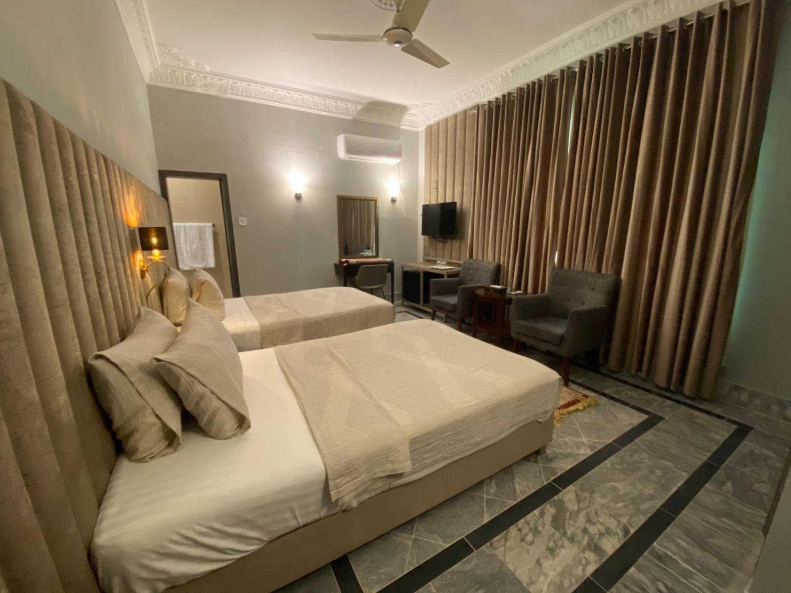 Vip Express Hotel Peshawar Bagian luar foto