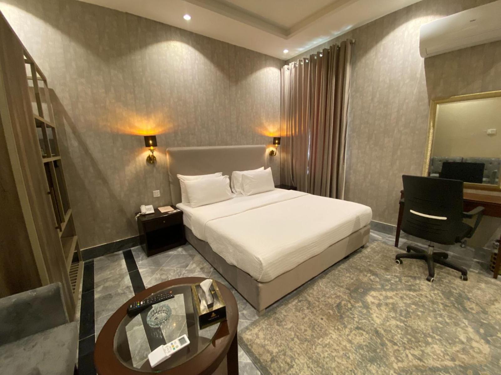 Vip Express Hotel Peshawar Bagian luar foto