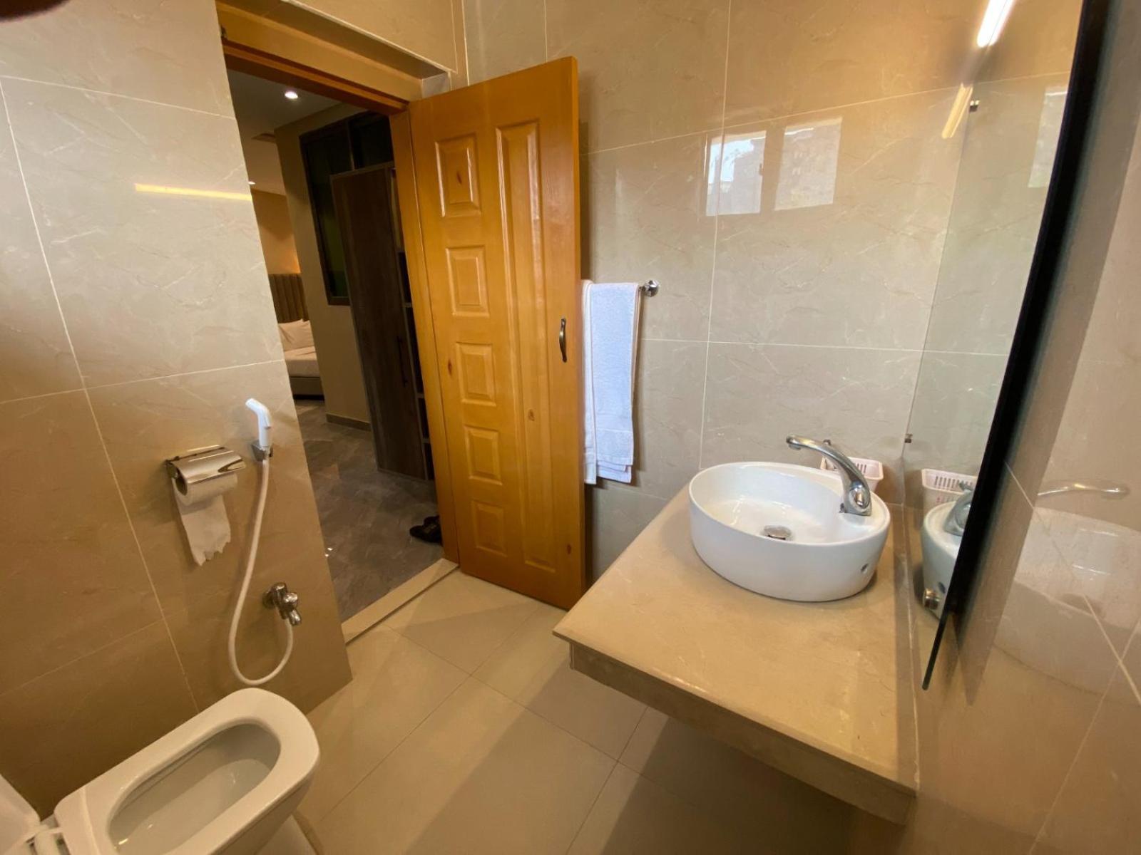 Vip Express Hotel Peshawar Bagian luar foto