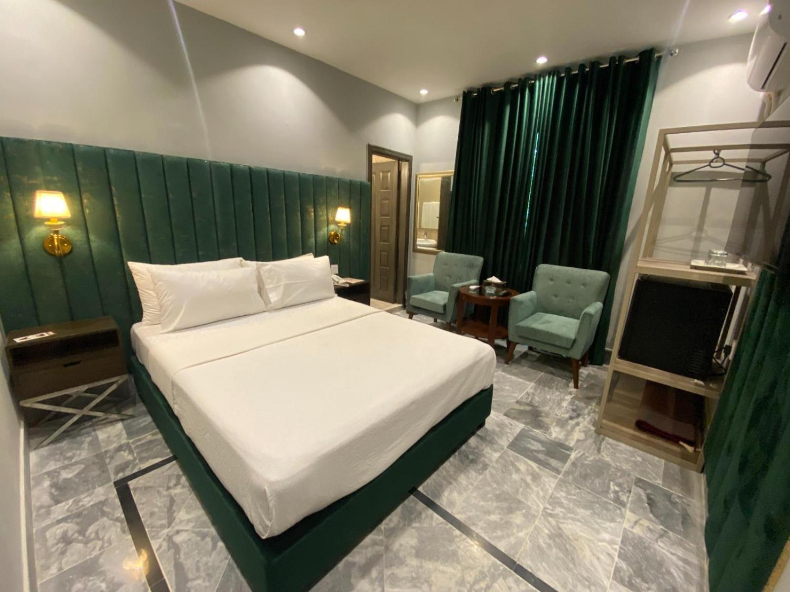 Vip Express Hotel Peshawar Bagian luar foto
