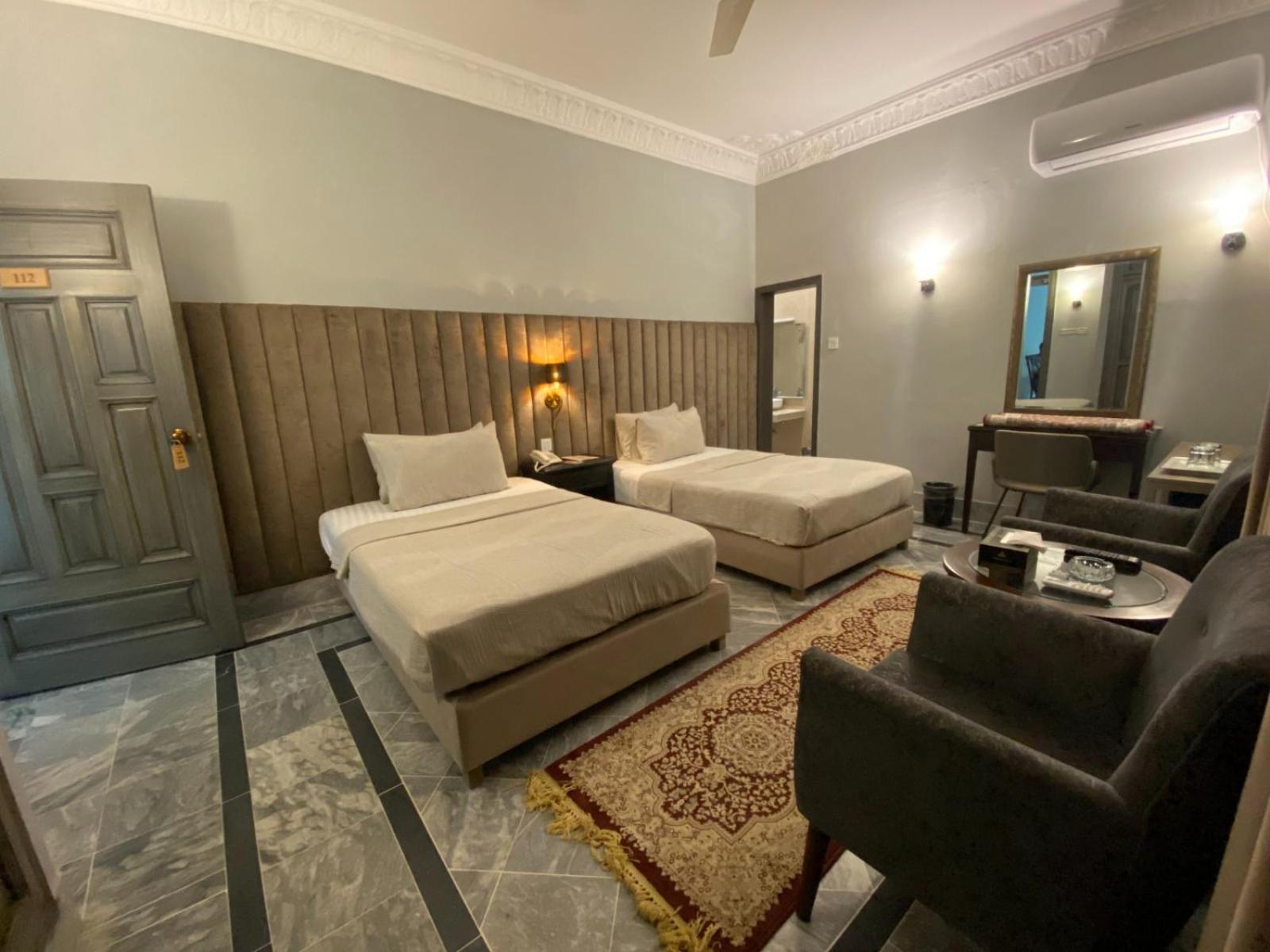Vip Express Hotel Peshawar Bagian luar foto
