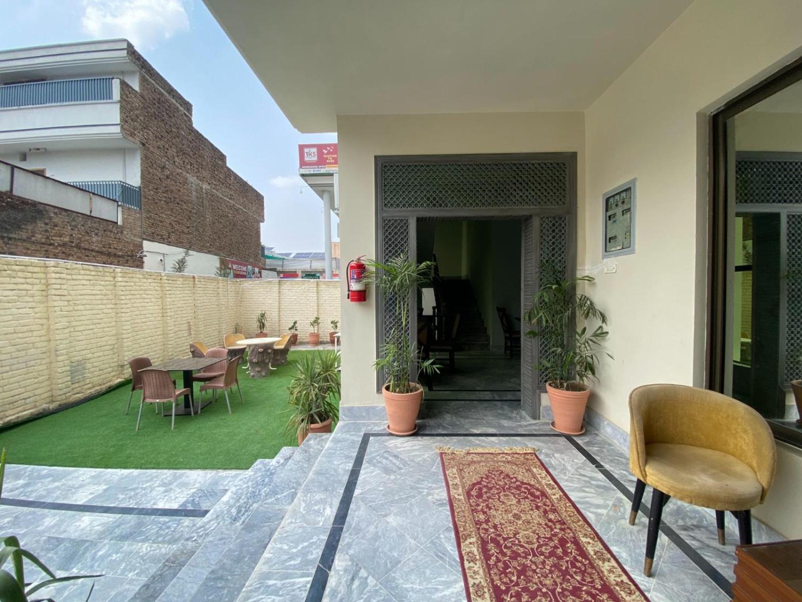 Vip Express Hotel Peshawar Bagian luar foto
